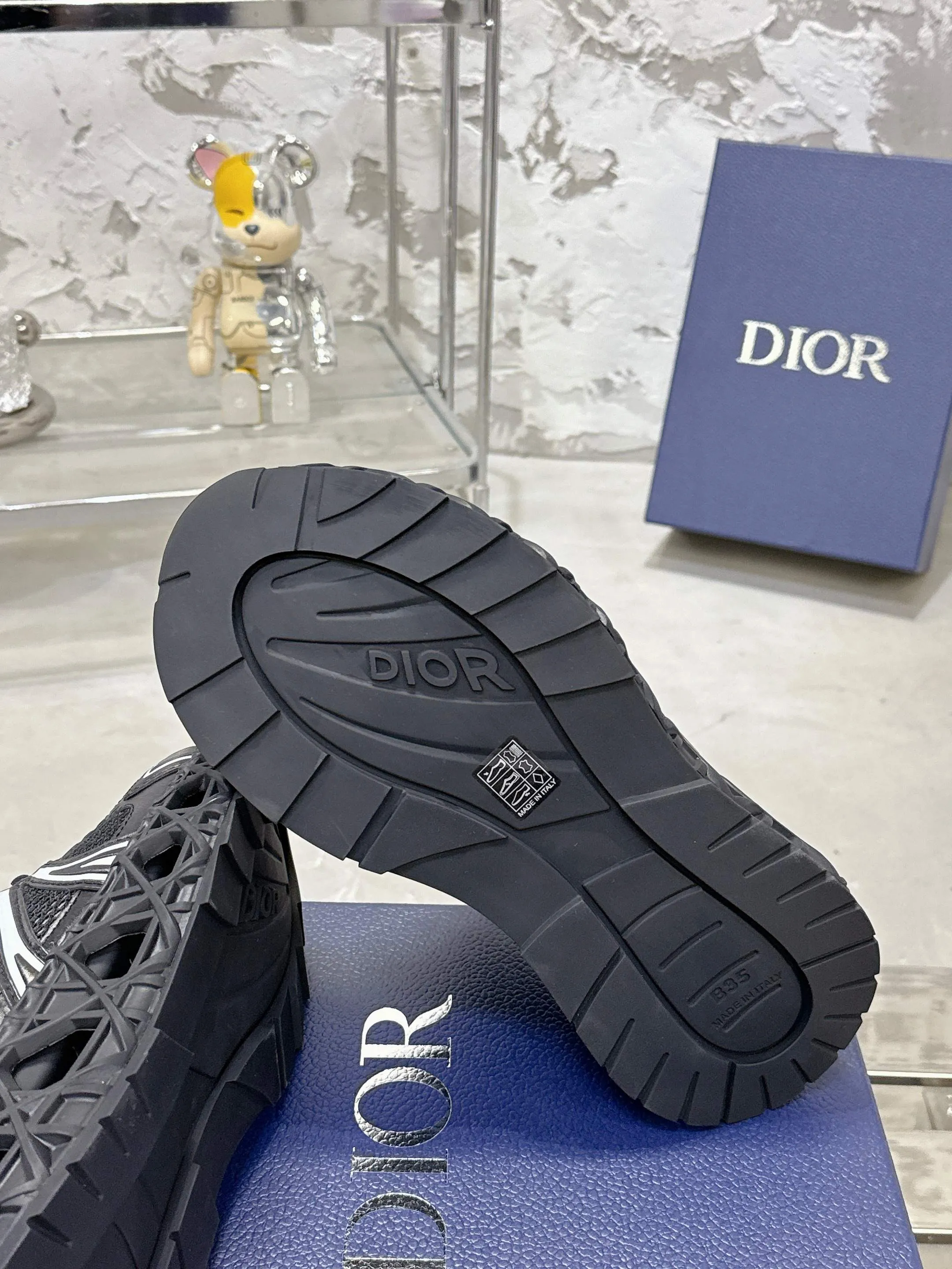 Factory price 780💰 Top version! ! ! Dior (B35) DIOR spring and summer men's wear show, the show was held at the Valle de Grasse School in Paris. Kim Jones drew inspiration from the works of South African artist Hylton Nel. The details of the shoes, clog soles and tribal elements, cleverly blended luxury craftsmanship and practicality, with fresh childishness and bright temperament, creating a new season hot spot. Dior KAWA Dior co-branded casual sports shoes reinterpret running shoes with Dior's high-end style. B35 is made of fine-textured leather and mesh fabric materials. It can be worn in all seasons, is comfortable and breathable, and has multiple lines on the shoe body to outline details. It has a full retro three-dimensional feel and can create a casual look all year round! Fabric: Cowhide/customized cloth material Lining: Imported breathable mesh Outsole: Original molded outsole Size: 39-46 (customized at 45.46)